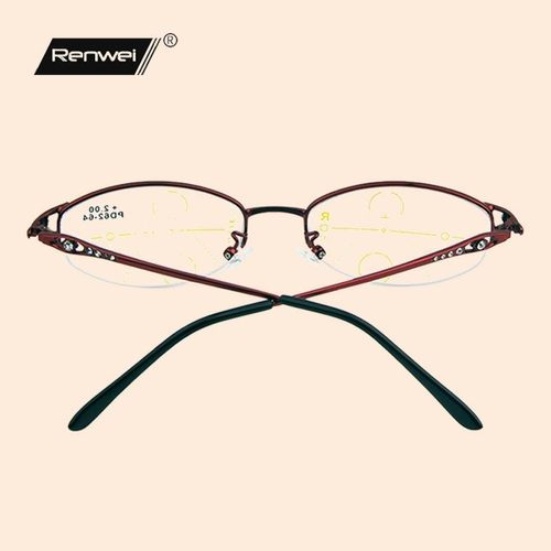 Посмотрите на старое цветочное зеркало приезжающей к карьеру, глаза женщины постепенно носят старые цветы, старые цветы не головокружительны.