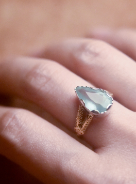 原创设计[艾露恩之泪]-18K黄白金镶嵌奶油体水滴型海蓝宝戒指9码