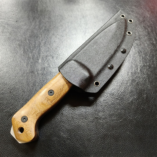 Bi Fangzhiyu makes Kaba BK2 universal fixed knife