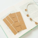 Ретро Вуди не -нрико -гель -марка опубликована рукописная рука с ручной рукой.