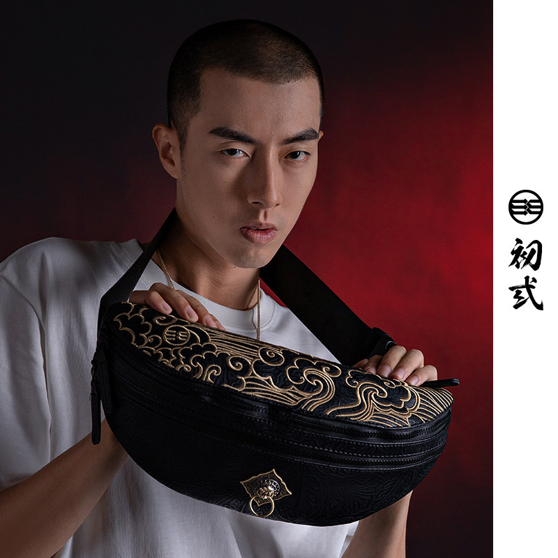 初弎狮子头中国风潮牌刺绣斜挎包 初弎男士包袋