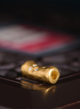 手工錾刻古法黄金镶钻弯管隔珠