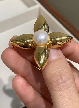 小众设计款珍珠花朵胸针