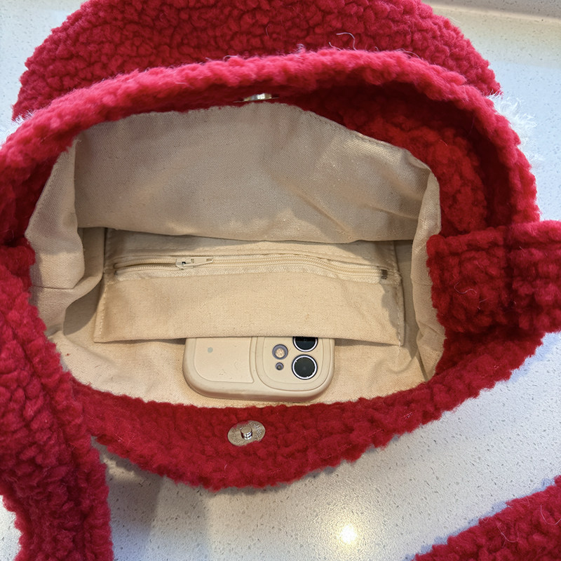 ins风毛绒小狗包包女百搭新款羊羔绒水桶包红色斜挎一根带手机包,淘宝优惠券,粉丝福利购,淘宝优惠卷