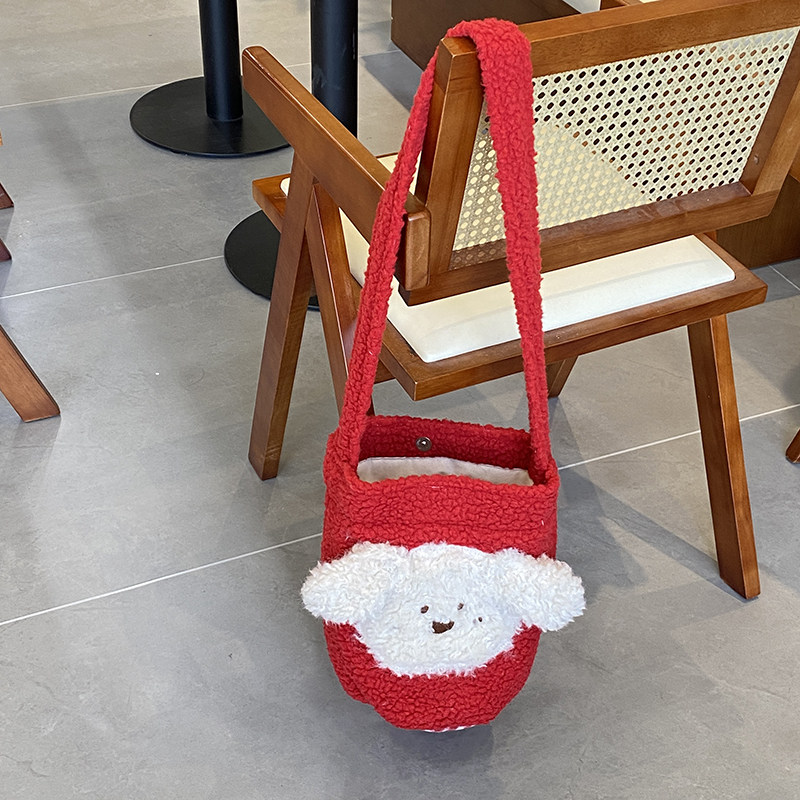 ins风毛绒小狗包包女百搭新款羊羔绒水桶包红色斜挎一根带手机包,淘宝优惠券,粉丝福利购,淘宝优惠卷