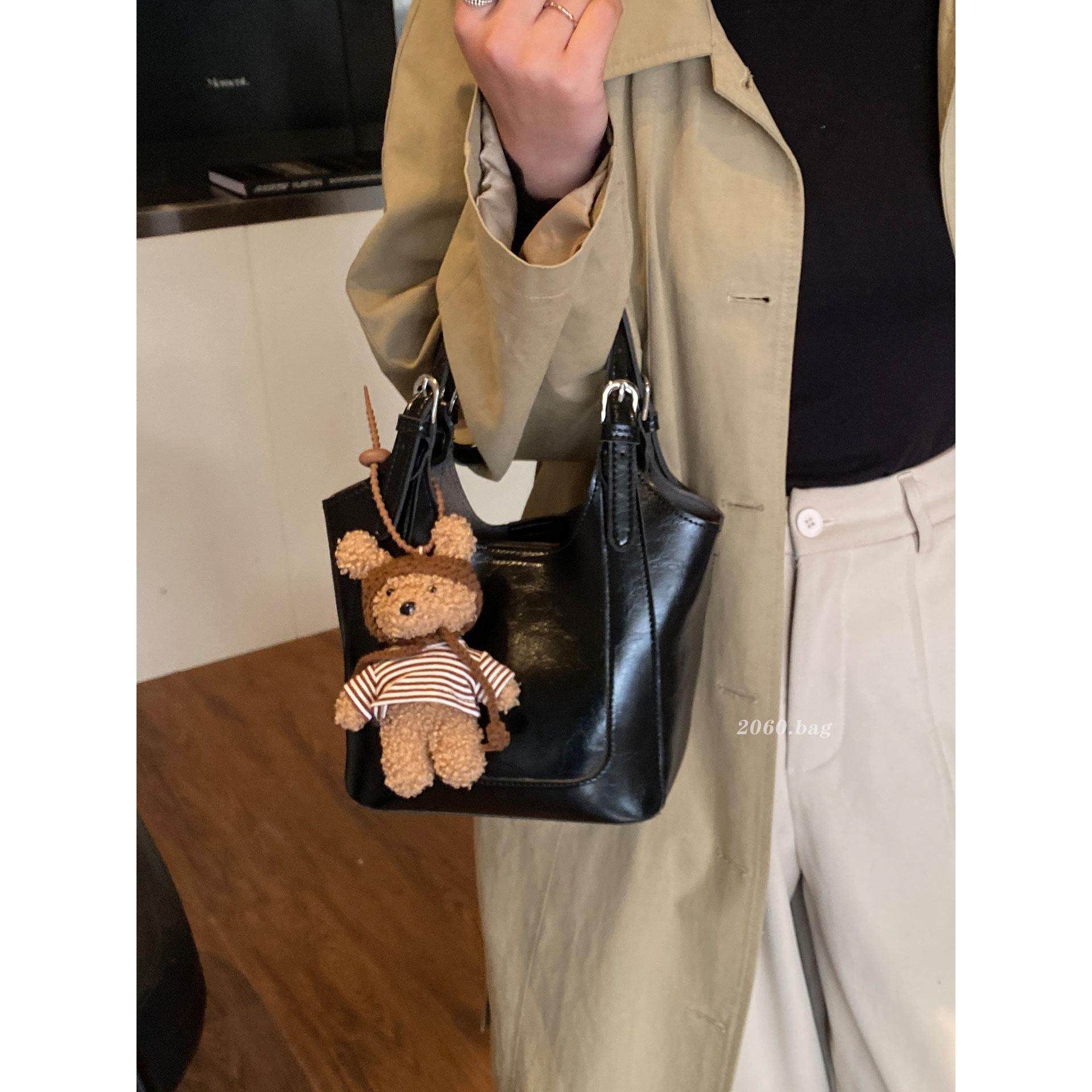 复古简约油蜡皮水桶包包2025女冬季新款时尚潮百搭休闲单肩斜跨包,淘宝优惠券,粉丝福利购,淘宝优惠卷