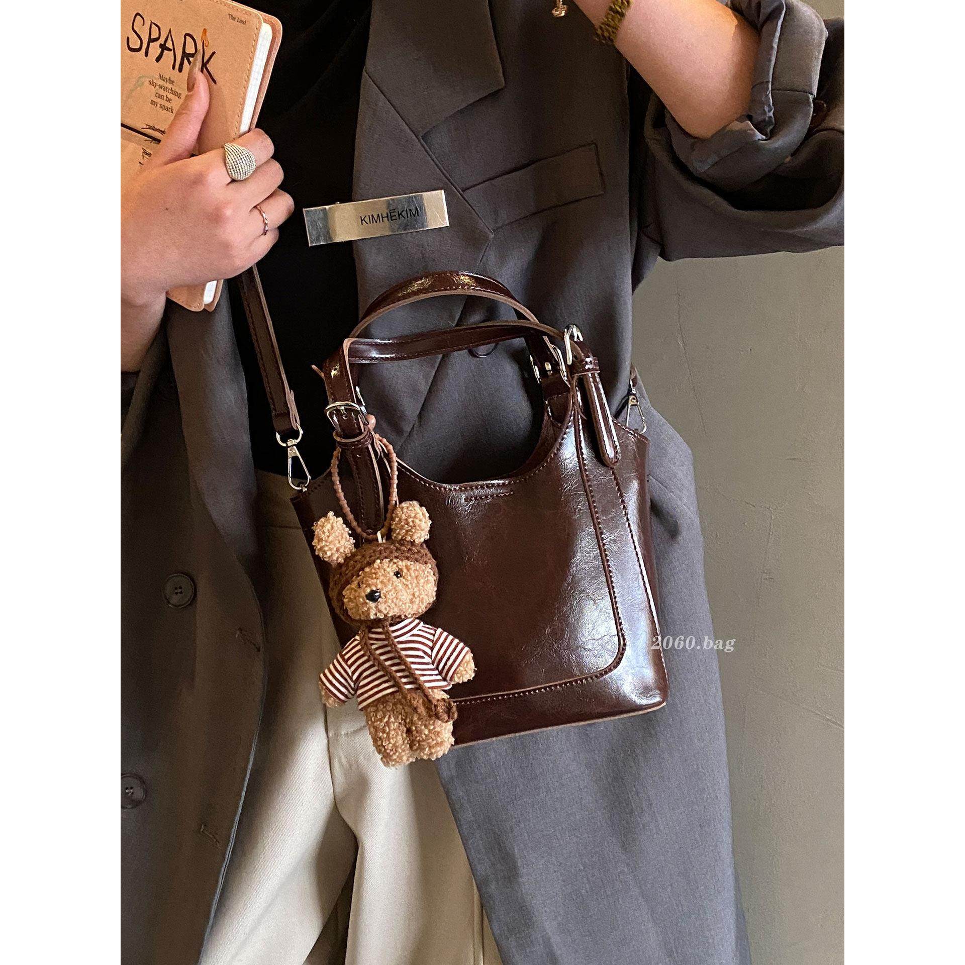 复古简约油蜡皮水桶包包2025女冬季新款时尚潮百搭休闲单肩斜跨包,淘宝优惠券,粉丝福利购,淘宝优惠卷