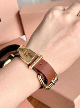 小红书ins爆款缪uim家真皮手链女气质轻奢字母手饰手环手圈镯子