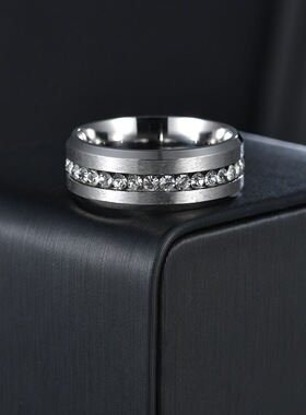 8MM宽排满钻锆石戒指钛钢