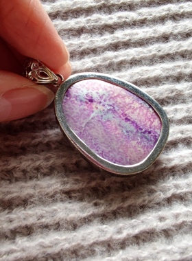 大颗粒 粉紫色系舒俱徕镶银项坠