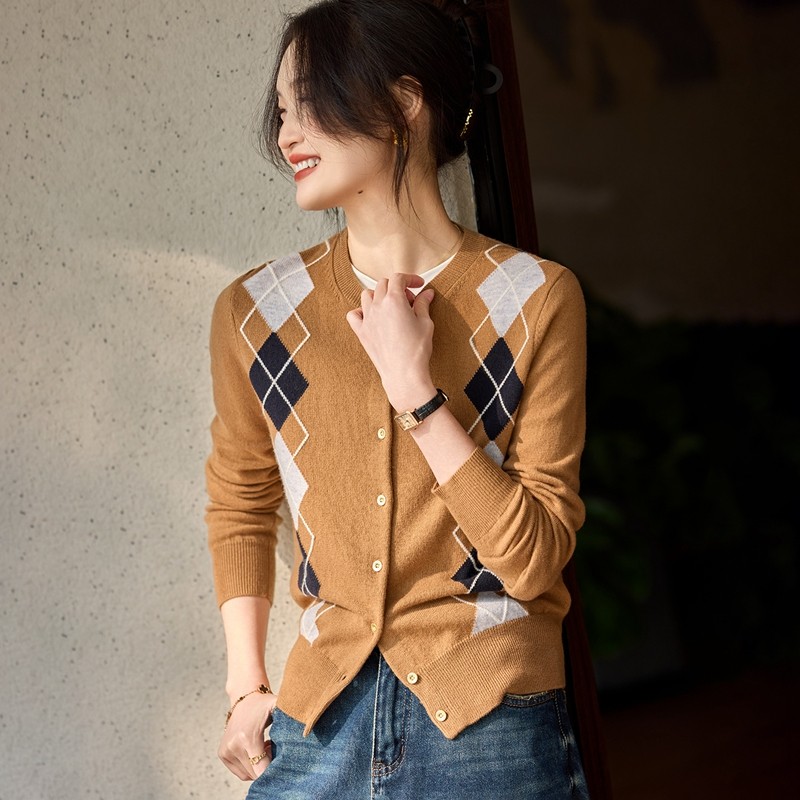 2025秋冬新款100%纯山羊绒开衫女圆领系扣菱形格简约百搭针织外套,淘宝优惠券,粉丝福利购,淘宝优惠卷