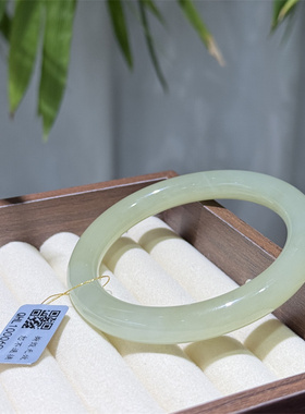 和田玉高冰晴水细圆条青白玉手镯