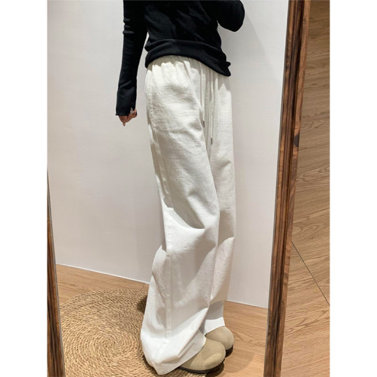 Very slim! The white pants are so good to wear!!!