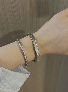 Jennie同款18K玫瑰金菱格手镯