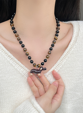 卡通腊肠狗吊坠虎眼石串珠项链女可爱精致时尚优雅百搭颈链毛衣链