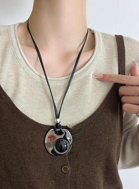 复古皮绳椭圆吊坠项链女轻奢高级感毛衣链小众设计感长款百搭配饰