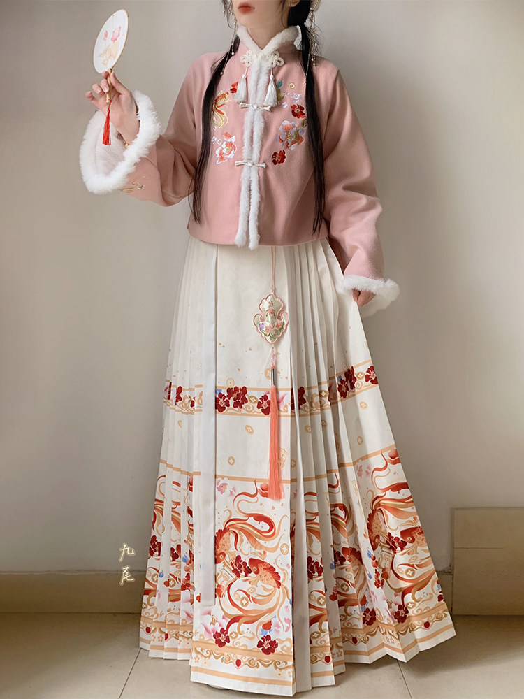 壹拾柒汉服女冬季【遇锦鲤】新中式立领加绒刺绣马面裙日常汉元素,淘宝优惠券,粉丝福利购,淘宝优惠卷