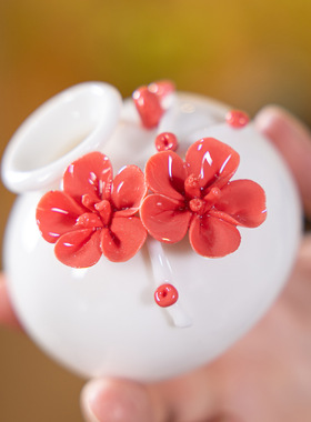 陶瓷手工捏花红梅花圆瓶羊脂玉瓷