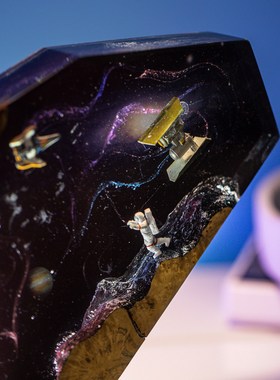 跨境热卖家居卧室桌面星际飞船宇航员艺术摆件礼物实木树脂小夜灯