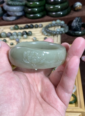 和田玉籽料手镯圈口55青白玉随型满皮手工雕花镯子古风荷花鱼福镯