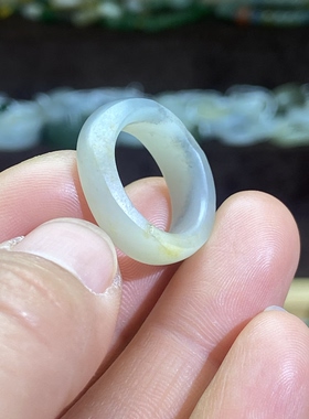 和田玉白青花籽料卡16满皮洒金皮俏色随型戒指跑环玉环跑圈挂饰