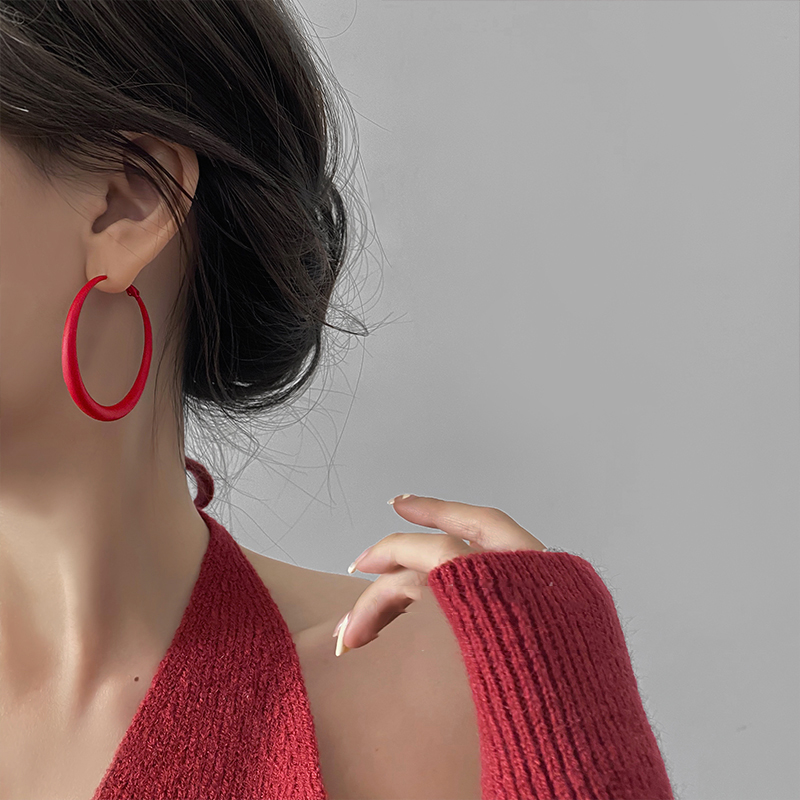 红色大圆圈耳环女2023年新款潮轻奢高级感简约大气耳圈夸张耳饰