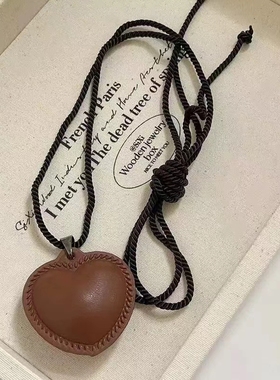 韩国ins博主棕色爱心细绳项链2024新款爆款皮质复古毛衣链颈链女