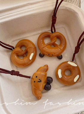 休闲风碱水面包贝果项链女小众设计感个性时尚可爱秋冬毛衣链挂饰