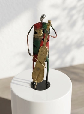 复古金属提琴手装饰摆件高级感