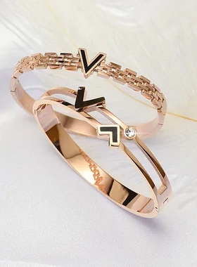 英文字母材质钛钢手镯卡扣贝壳Z160-2纹路镂空格林V字