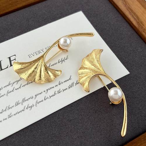 小众轻奢高级感金色银杏叶珍珠胸针高端精致时尚气质大衣别针配饰 - 图0