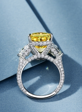 11克拉长方形黄钻雷迪恩黄钻戒指