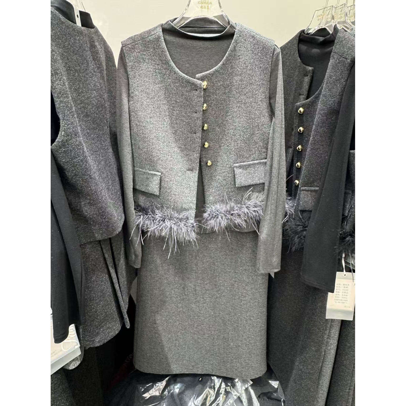 26早春女士新款优雅时尚半高领长袖鸵鸟毛花边金属扣马甲半裙套装,淘宝优惠券,粉丝福利购,淘宝优惠卷