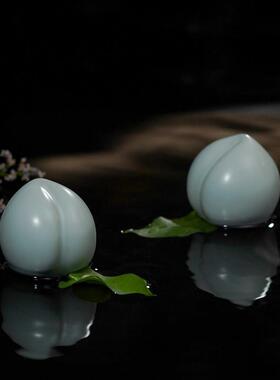 汝窑桃喜手把件手上把玩物件解压桌面寿桃小摆件陶瓷随身盘玩礼物