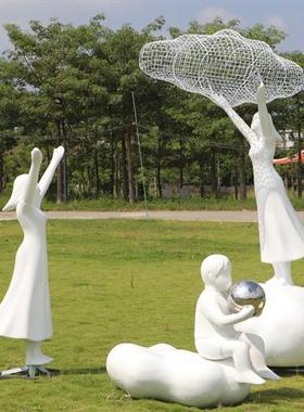 户外铁艺抽象人物雕塑玻璃钢不锈钢镂空云朵摆件广场公园草坪装饰