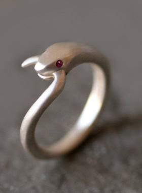 S925纯银小蛇咬尾巴戒指女