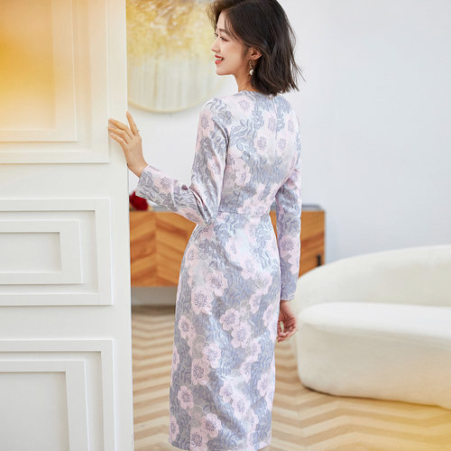 粉色减龄知性气质赫本风连衣裙女秋冬宽松正式场合复古A字裙2296 - 图1