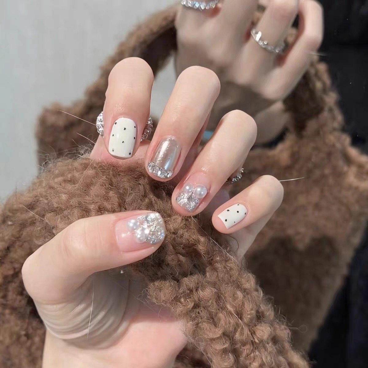 白月光奶白色波点手工穿戴甲轻奢气质显白美甲贴片温柔高级感短款,淘宝优惠券,粉丝福利购,淘宝优惠卷