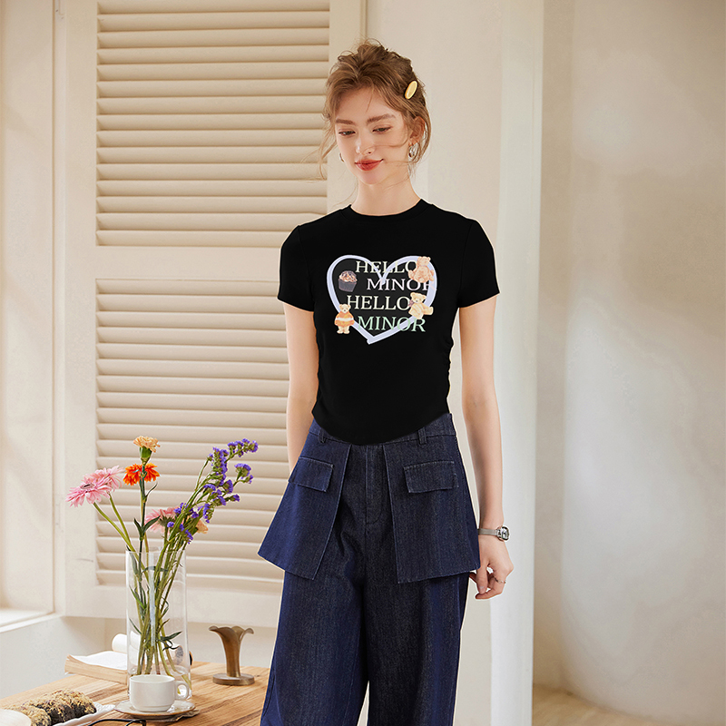 白鹿语爱心印花短袖上衣女2025夏新款淡黄色圆领修身显瘦短款t恤 - 图3