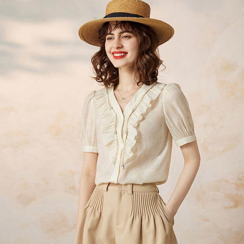 白鹿语时尚设计感V领提花衬衣夏季浪漫荷叶边门襟穿珠短袖衬衫女,淘宝优惠券,粉丝福利购,淘宝优惠卷