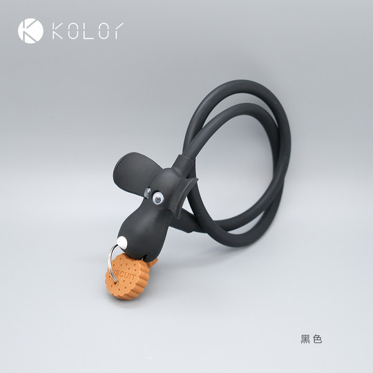 Kolor puppy eats biscuits without damaging car lock