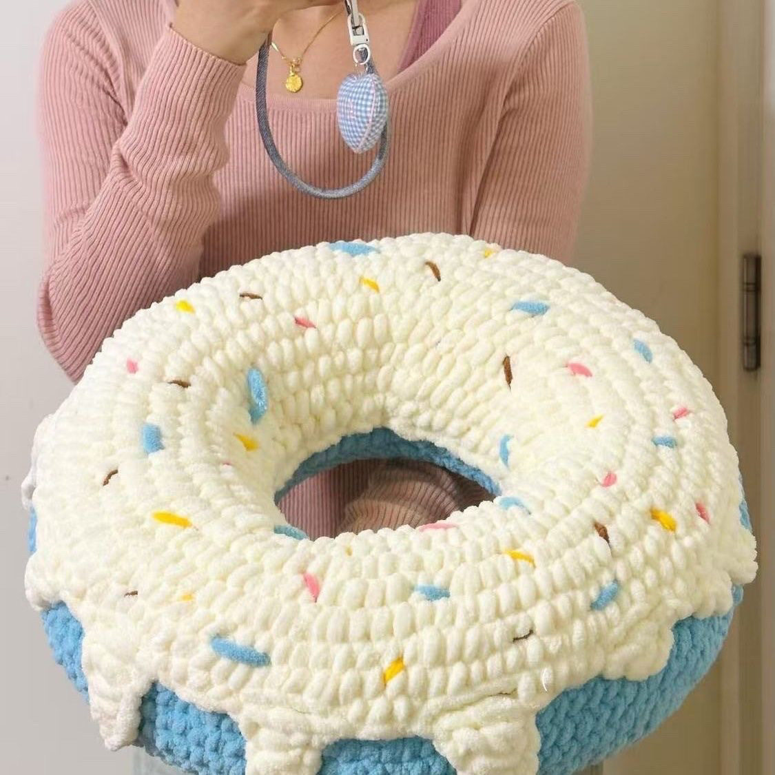 粗毛线钩针钩织超大水果甜甜圈抱枕diy材料包手作靠枕送女友礼物 - 图0