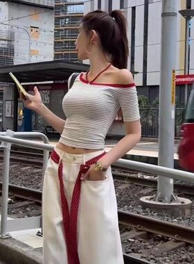 红色配饰点缀衣服简约百