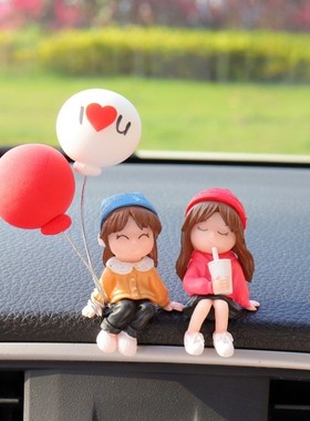 网红汽车摆件2024新款中控台三角窗车内饰品摆件小人女士车载摆件