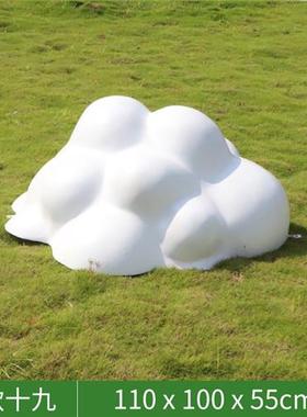 不锈钢铁艺镂空云朵户外景观小品读书人物雕塑小区草坪售楼处摆件