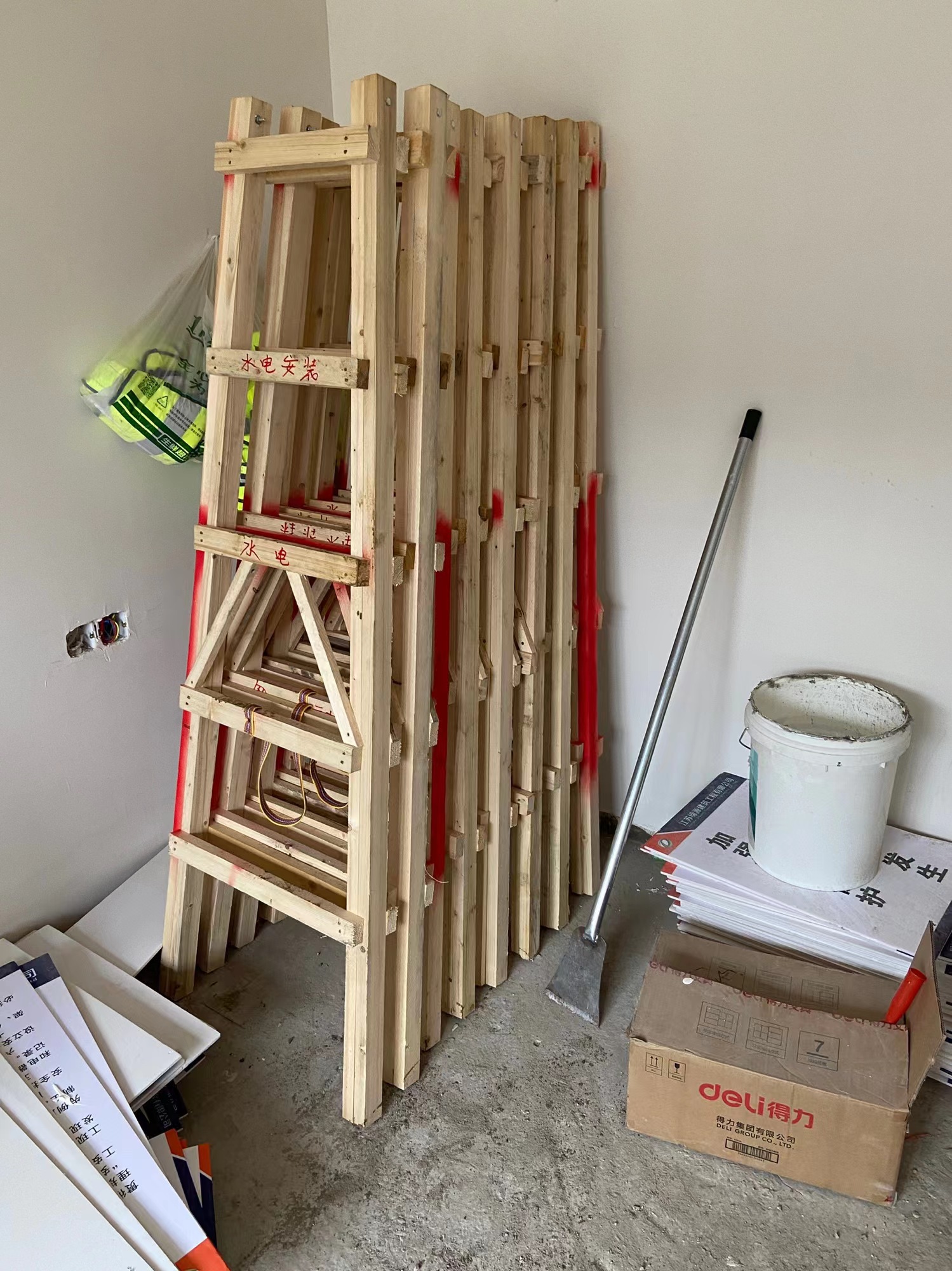 装修实木木梯家用人字梯双侧水电走梯室内室外工程木梯直梯置物架 - 图2