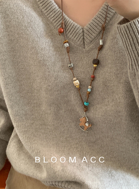 2026年氛围红色小马吊坠项链小众独特设计长款毛衣链百搭配饰链