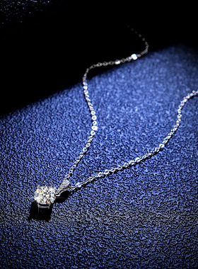 s925纯银镀PT950 铂金吊坠1克拉莫桑石项链女时尚经典四爪锁骨链