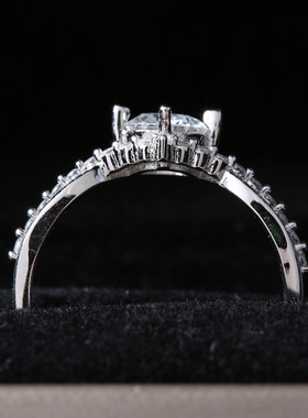 S925纯银镀18K金婚戒3不对称戒指1克拉女戒欧美莫桑石戒指送女友