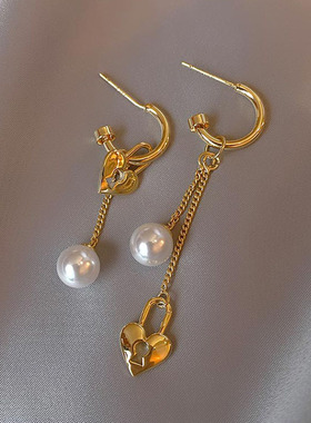 New Asymmetric C-shaped Heart Lock Tassel Earrings For